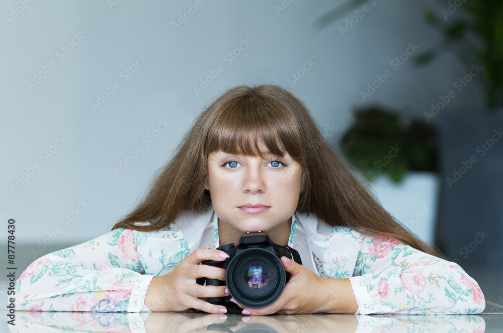 Fototapeta premium girl with camera