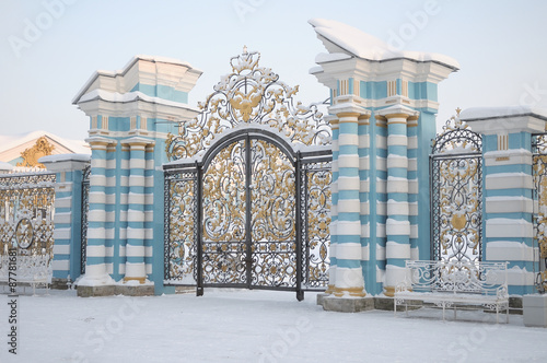 Ворота парадного двора Екатерининского дворца в Царском Селе зимой