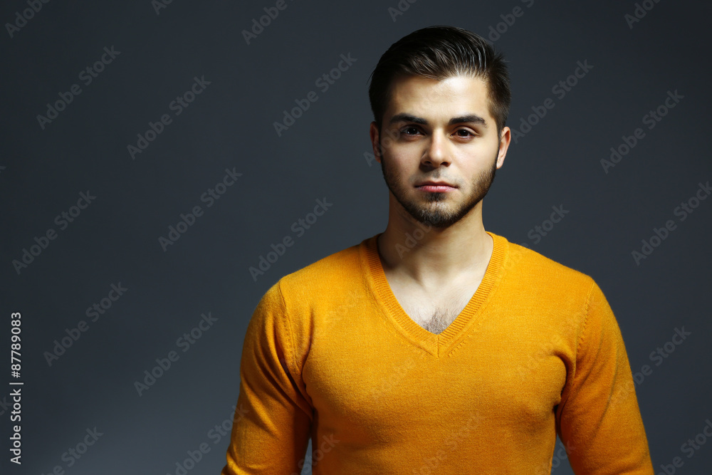 Naklejka premium Portrait of young man on gray background