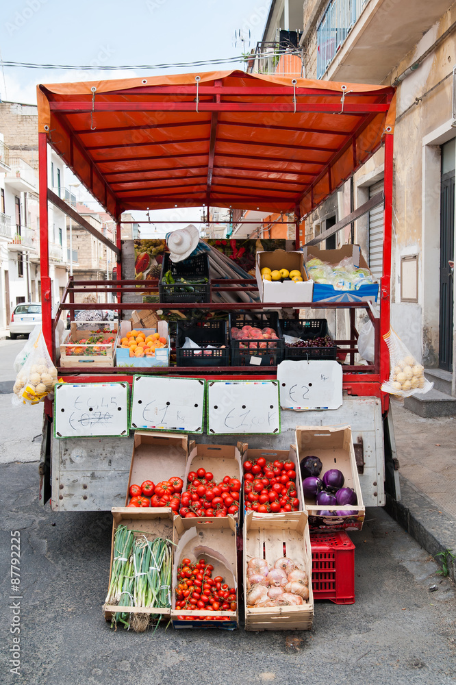 Obraz premium Characteristic arrangement of fruit boxes in a truck of a street seller