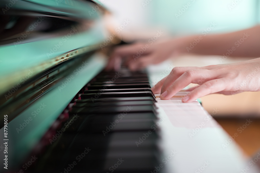 Obraz premium Lady playing piano