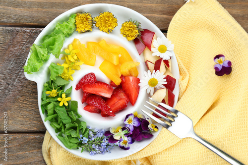 Fototapeta Naklejka Na Ścianę i Meble -  Light organic salad with flowers, close up
