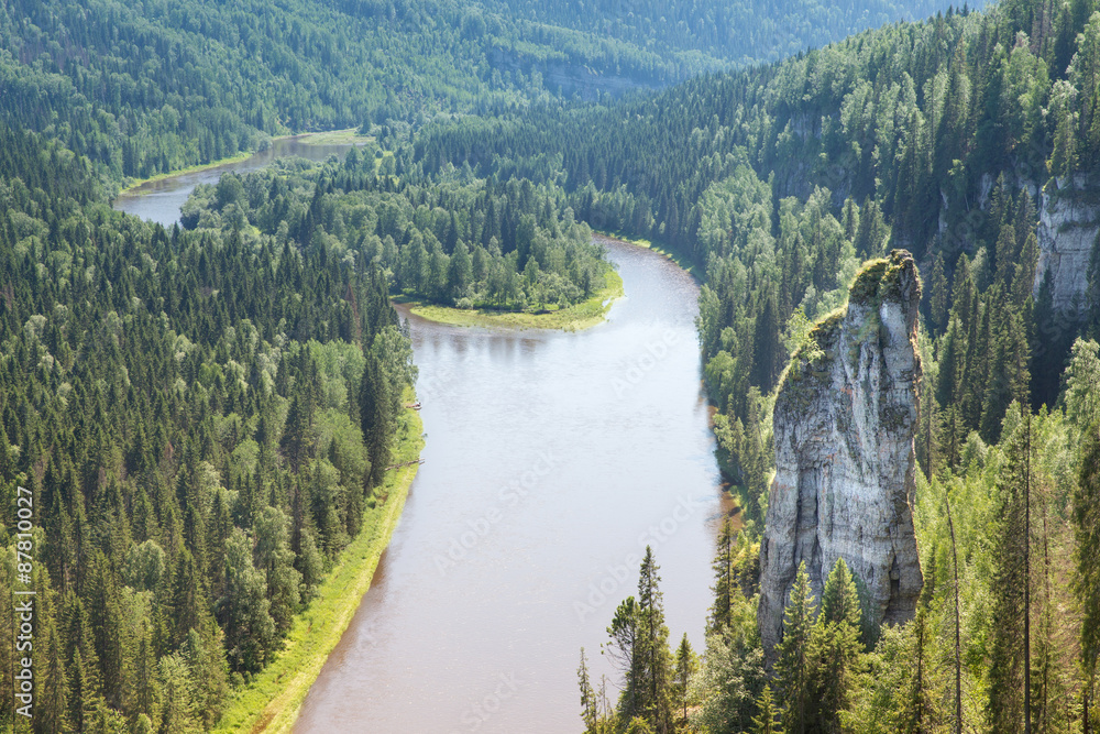Ταπετσαρία Panorama of rock  fucking finger in the woods and the river bottom