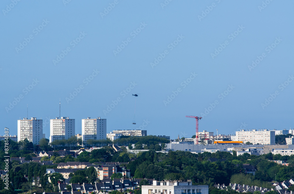 Hélicoptère au dessus de la ville de Brest 