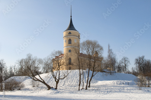 Вид на замок Бип солнечным зимним днем. Павловск