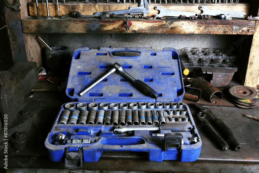 Fototapeta Różne narzędzia w miejscu pracy w garażu