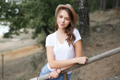 Young girl on the beach forest letom.Naturalnaya beauty and fash photo