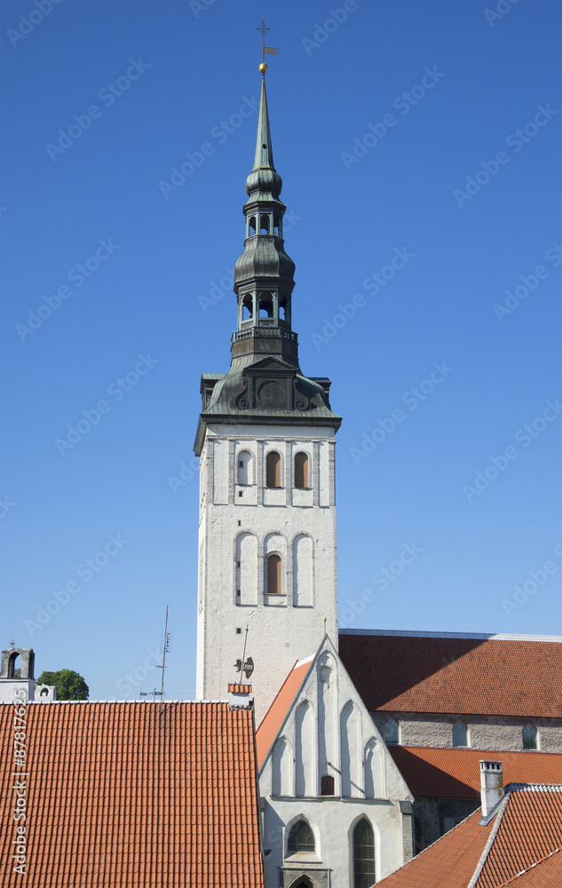Колокольня церкви Нигулисте над крышами старого Таллина