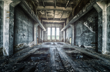 Wandcirkels Oude verlaten gebouwen Vervallen fabriekshal van binnen  © Zsolnai Gergely