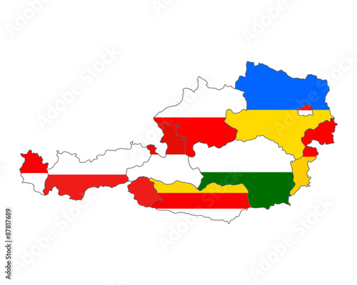 Karte von Österreich mit Fahnen der Länder