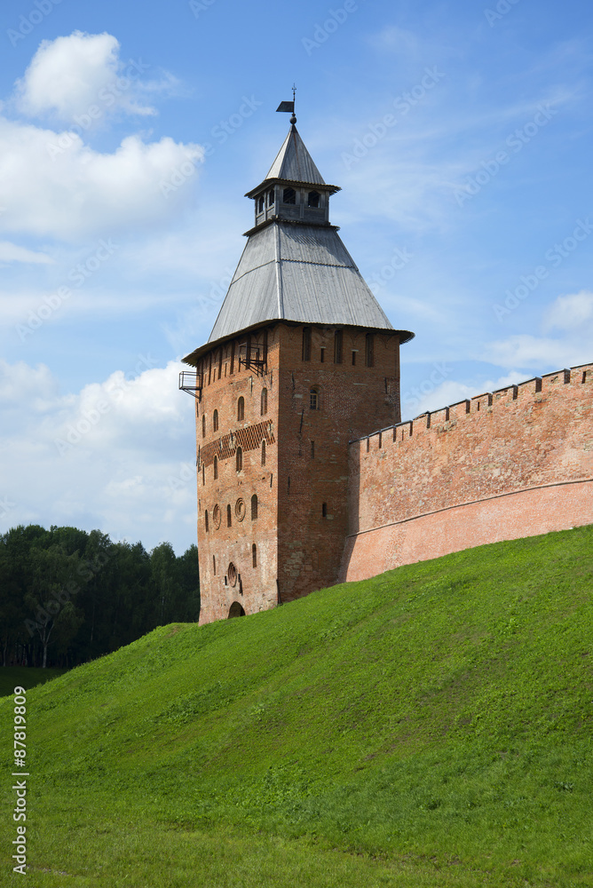 Вид на Спаскую башню кремля Великого Новгорода летним днем