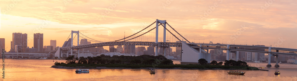 Fototapeta premium Panorama of Rainbow bridge and Tokyo bay, Japan