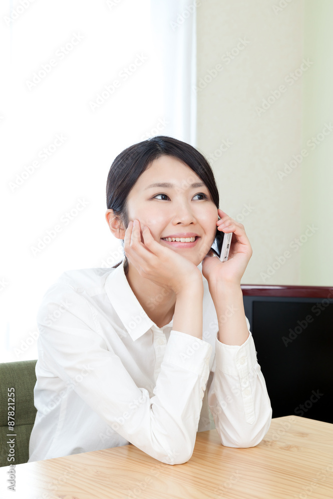 女性 部屋 家 屋内 自宅 電話 笑う 嬉しい 女性 部屋 家 屋内 自宅 電話 笑う 嬉しい