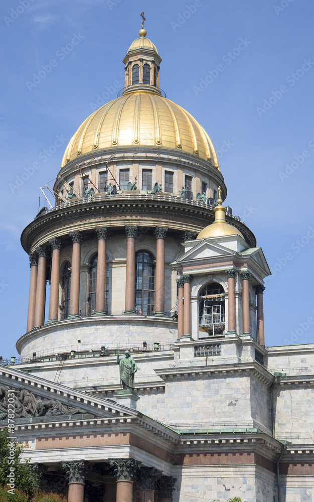 Купол Исаакиевского собора летним днем. Санкт-Петербург