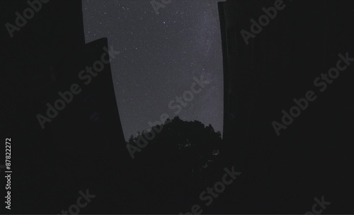 timelapse, passage de la voie lactée entre deux immeubles