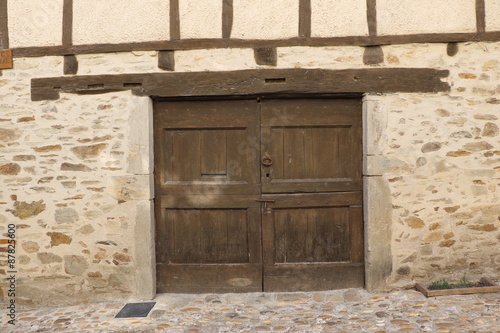 Porte ancienne à Sauveterre-de-Rouergue
