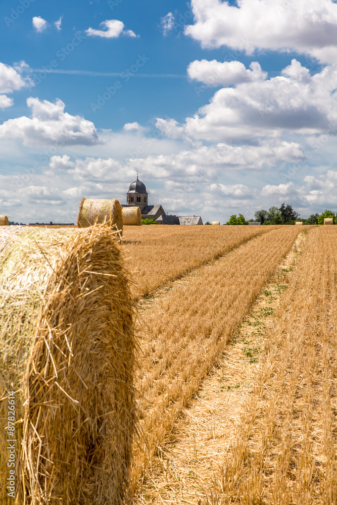 Fototapeta premium Kornfeld mit Heuballen