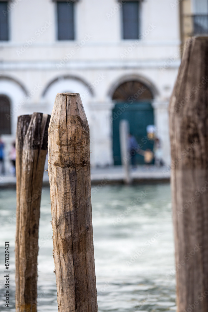 Detalle de postes de madera en canales de Venecia.