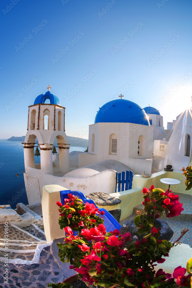 Fototapeta Santorini wyspa z kościół przeciw zmierzchowi w Oia, Grecja