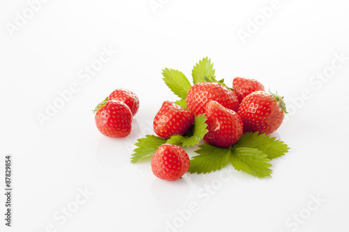 Acht Erdbeeren mit Blättchen