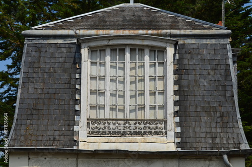 Vieille toiture avec grande fenêtre. © david-bgn