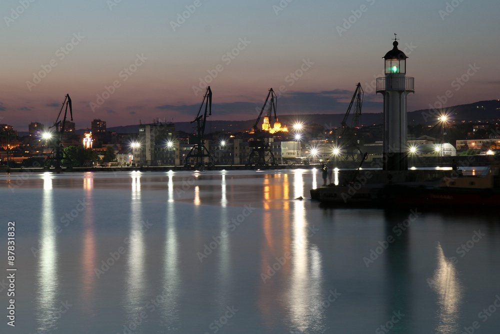 Ночной маяк в порту Варны (Болгария)