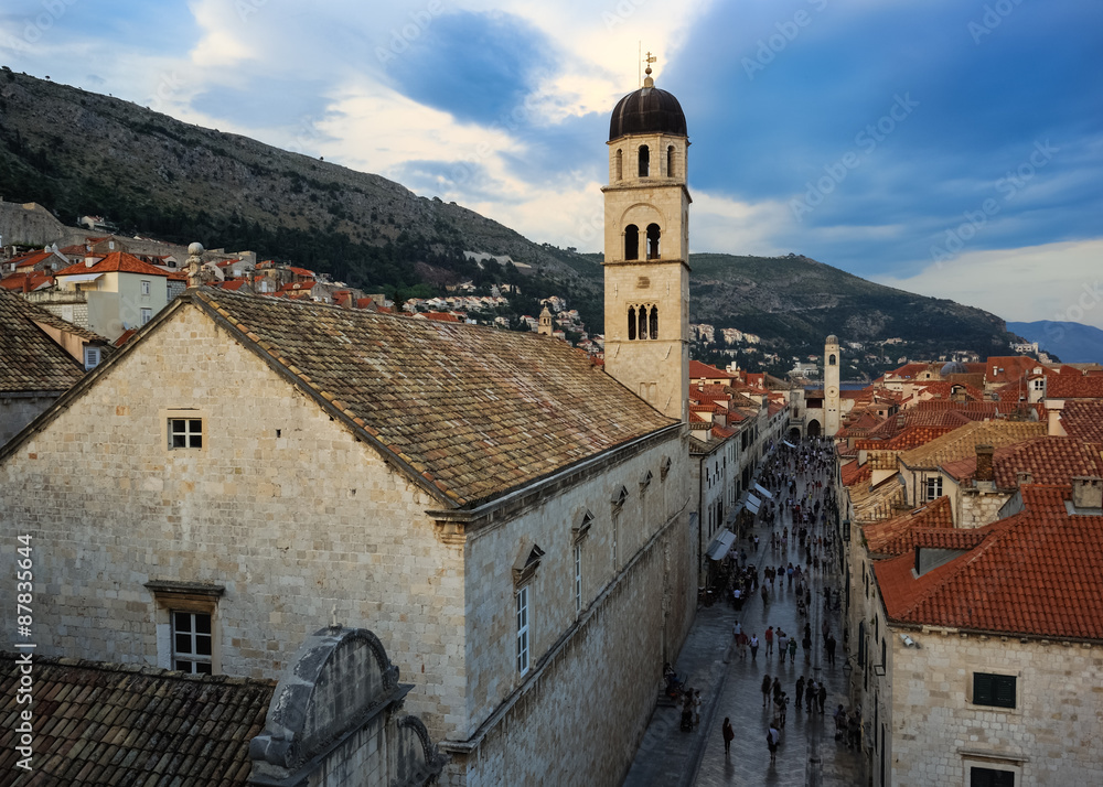Stradun in Dubrovnik mit Koster der Franziskaner und Uhrturm