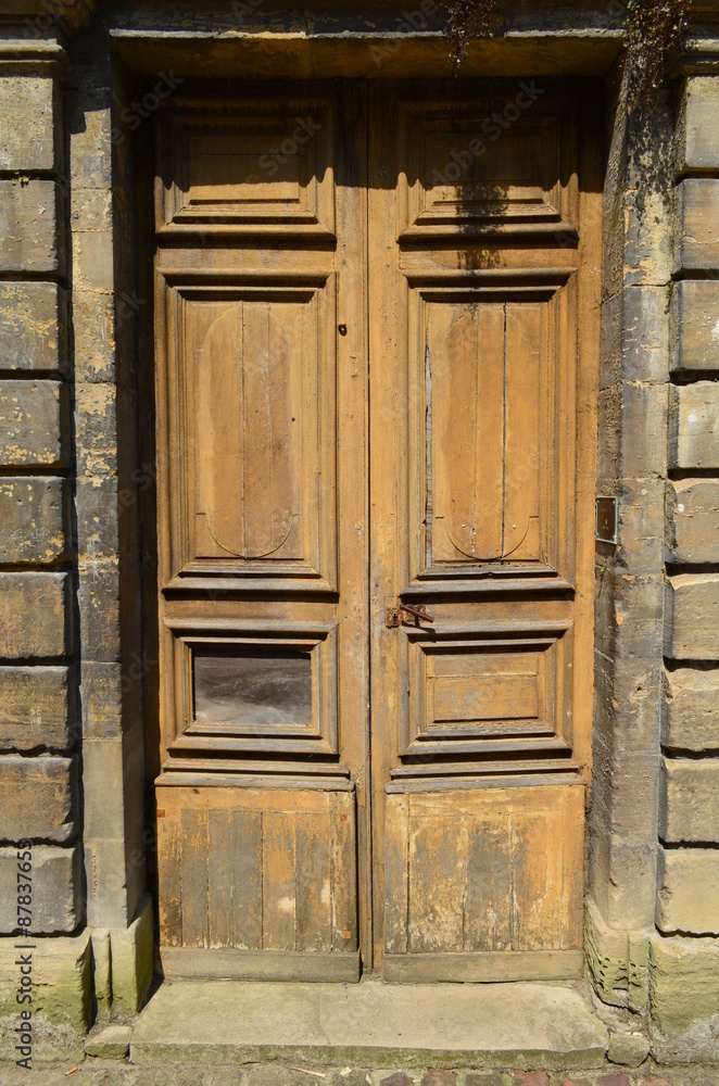 Porte d'entrée d'une vieille maison. Stock Photo | Adobe Stock