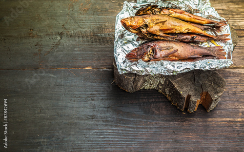 Foto Smoked perch in foil, top view