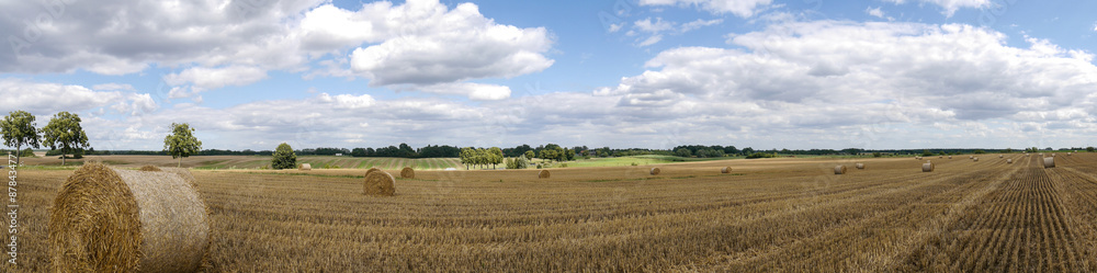 Panorama - Feldblick mit Strohballen