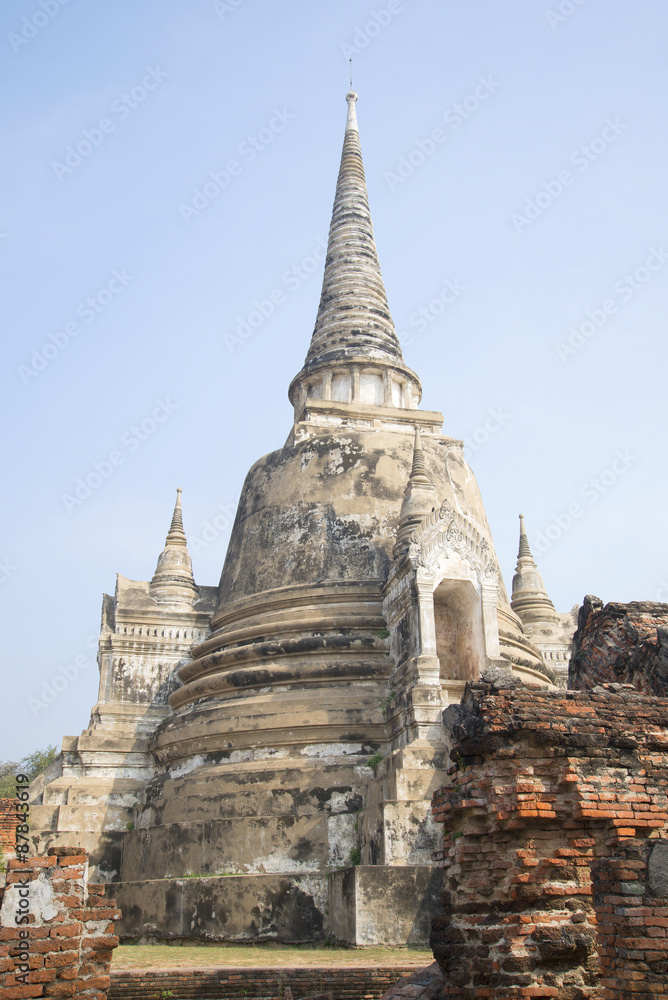 У подножия одной из ступ храма Ват Пхра Си Санпет. Таиланд