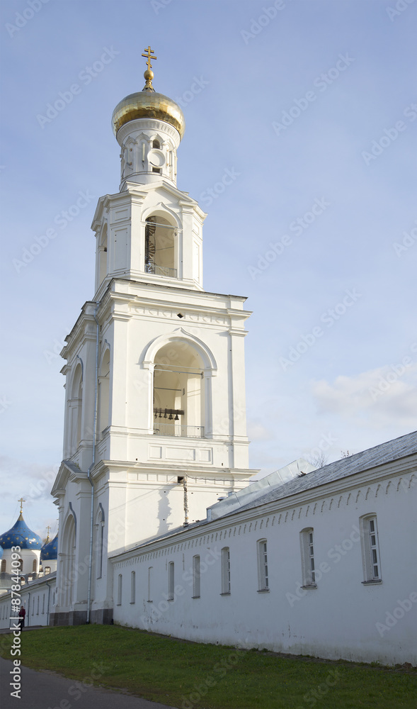 Колокольня Свято-Юрьева монастыря осенним вечером