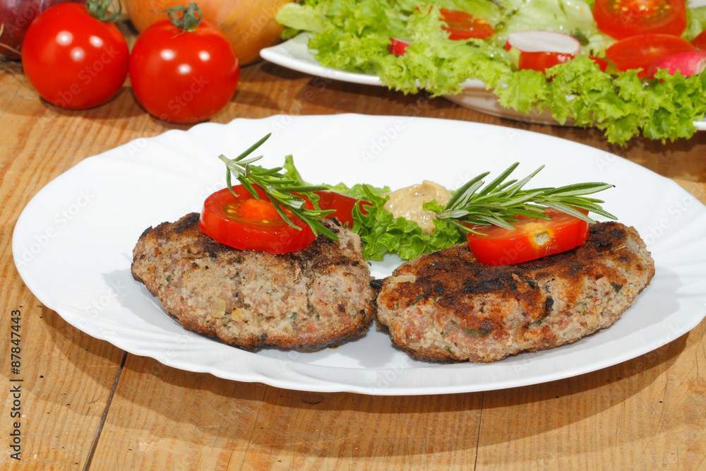 Gegrillte Hacksteaks, Würzsaucen, Teller Gegrillte Hacksteaks, Würzsaucen, Teller
