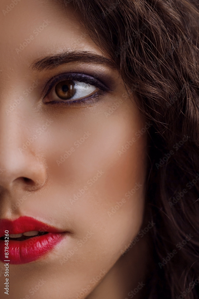 Naklejka premium Close portrait of a beautiful young girl with makeup in pink and purple colors