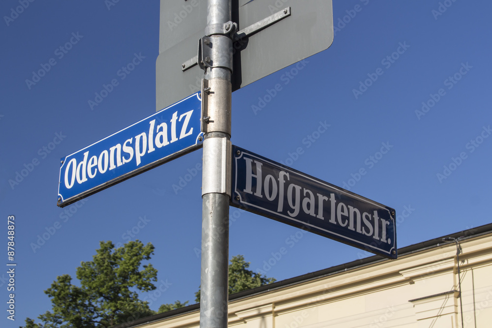 Obraz premium Crossing at Odeonsplatz in Munich with the street signs and gui
