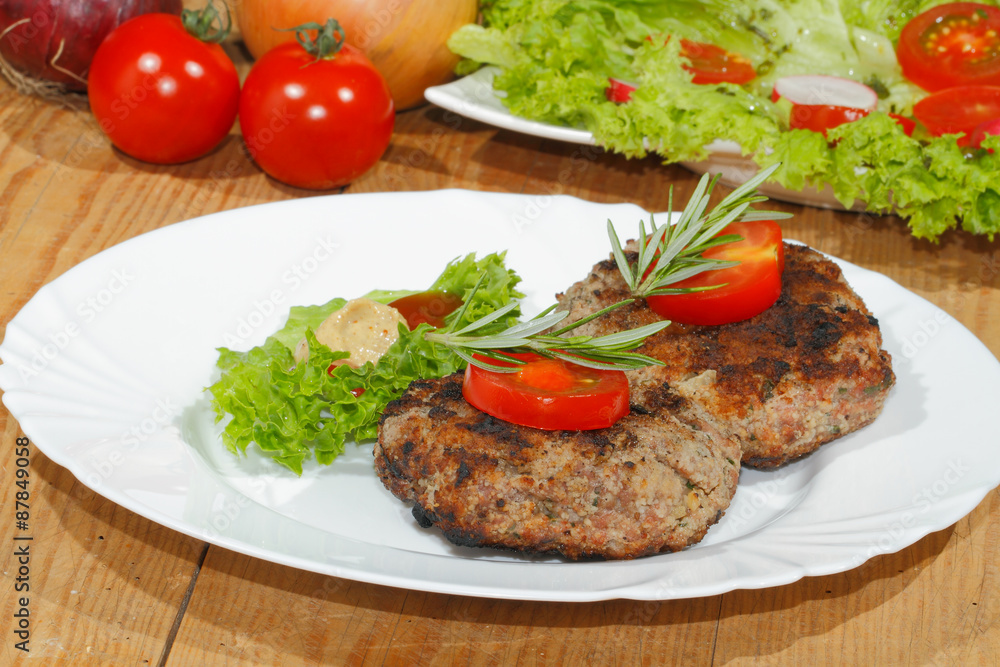 Gegrillte Hacksteaks, Würzsaucen, Teller Gegrillte Hacksteaks, Würzsaucen, Teller