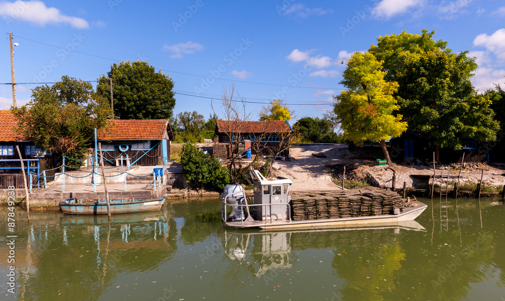 Obraz premium Chaland, et cabane sur le port de la grève