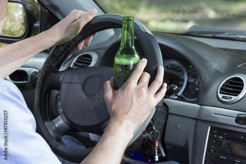Tableau sur toile Hombre conduciendo en estado de embriaguez