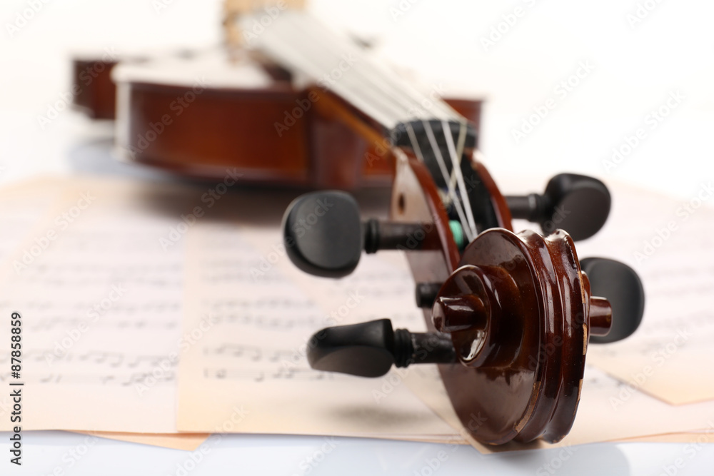 Naklejka premium Classical violin on music sheets background