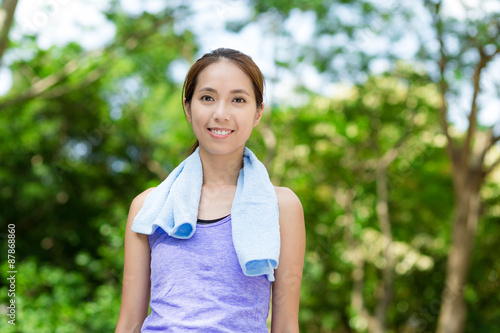 Φωτογραφία Sporty woman at green park