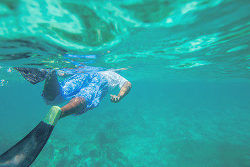 Foto auf Acrylglas Tauchen Junger Mann Freitauchen und Schnorcheln an einem Riff in der Nähe von Punta Cana,  © ValentinValkov