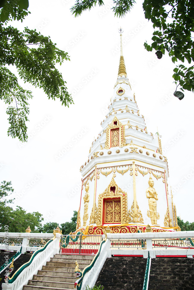 Naklejka premium White pagoda and golden buddha.
