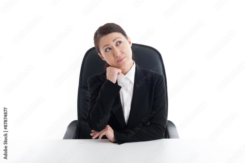 考え事をしている女性会社員 考え事をしている女性会社員