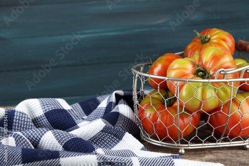 Fototapeta Naklejka Na Ścianę i Meble -  Green tomatoes in basket on wooden background