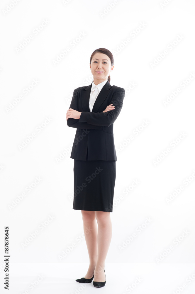 腕を組んで笑顔の女性 腕を組んで笑顔の女性