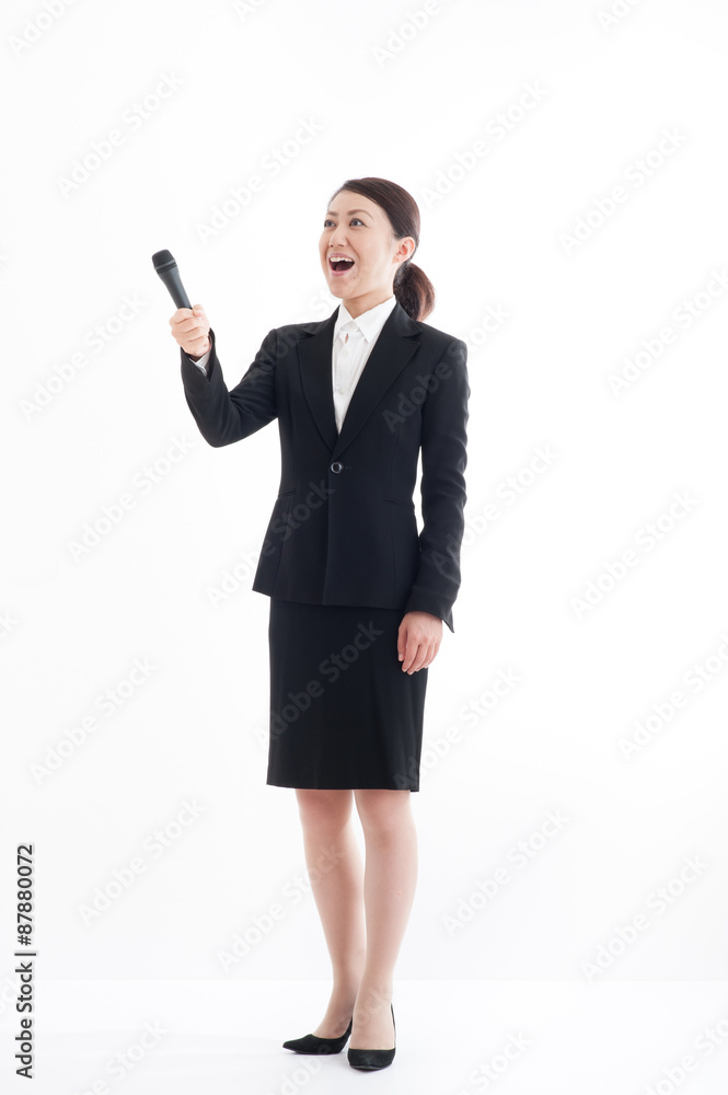 マイクを持っている日本人女性 マイクを持っている日本人女性