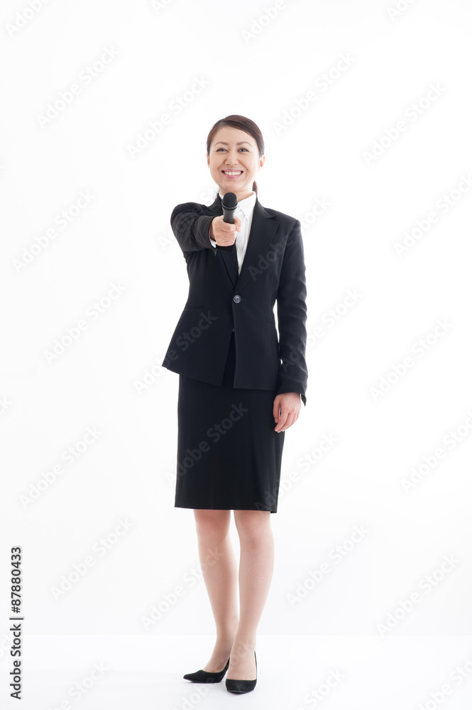 インタビューをしているスーツの女性 インタビューをしているスーツの女性