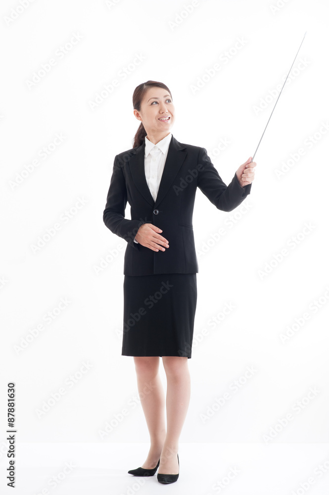 指し棒を持っているスーツの日本人女性,全身