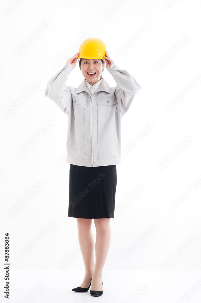ヘルメットを持っている作業服の女性 ヘルメットを持っている作業服の女性