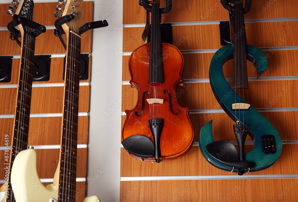 Naklejka premium Violin in music store